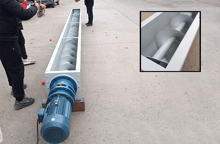 科銘機(jī)械U-300-6米有軸螺旋輸送機(jī)試機(jī)中